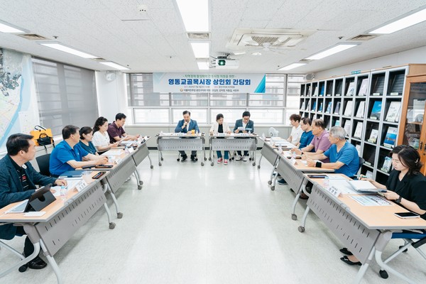 ▲ 광진구의회 의원들이 영동교골목시장 상인회 임원들과 이야기를 나누고 있다.