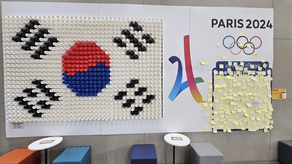 ▲ 종이컵 태극기 제작 모습.
