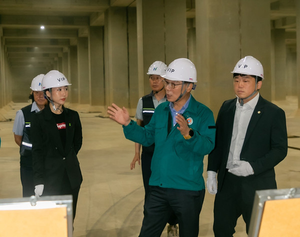 ▲ 김병전 의장 베르네천 우수저류 시설 점검 모습.