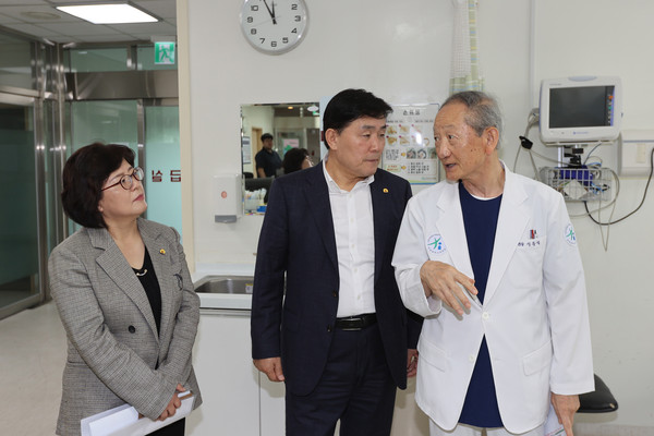 ▲ 문경복 옹진군수 백령병원 방문 모습.