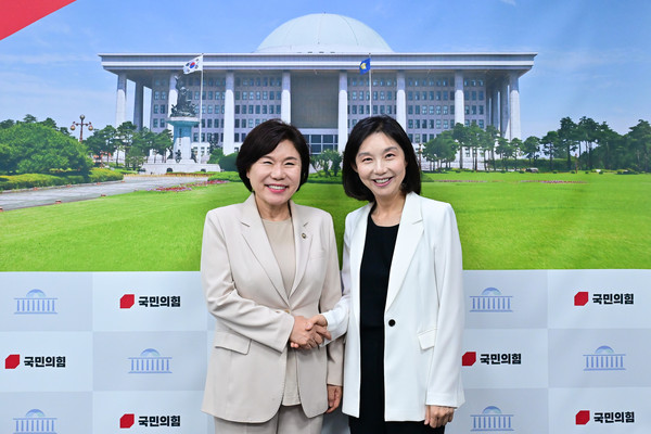 ▲ 최호정 의장 행안위 간사 조은희 의원 면담 기념촬영 모습.