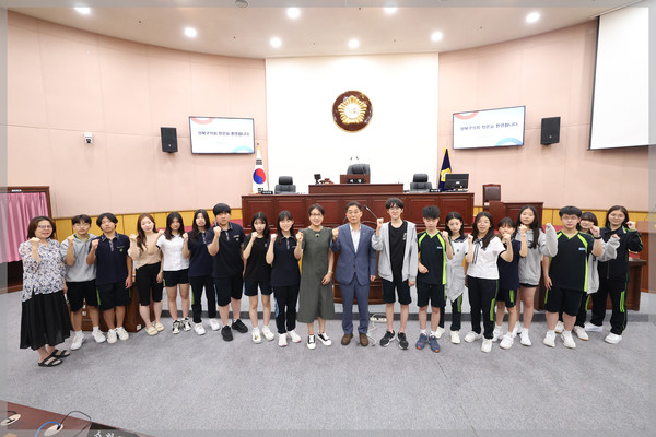 ▲ 개운중학교 학생 견학 기념촬영 모습.