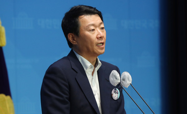 ▲ 브리핑하는 윤희석 대변인. /뉴시스