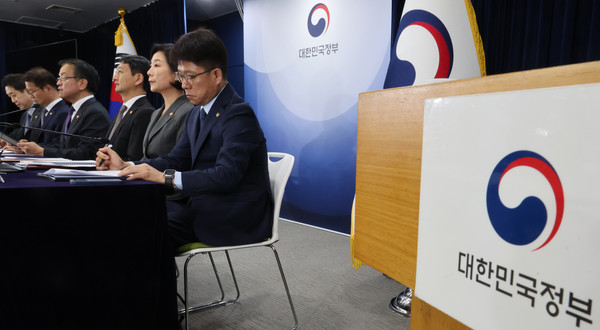 ▲ 최상목 경제부총리 겸 기획재정부 장관이 지난 3일 서울 종로구 정부서울청사에서 역동경제 로드맵, ’24년 하반기 경제정책방향(소상공인, 자영업자 종합대책) 등에 대해 부처 합동 브리핑을 하고 있다. /뉴시스