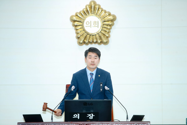 ▲ 제233회 화성시의회 임시회에서 의사봉 타봉중인 배정수 의장.