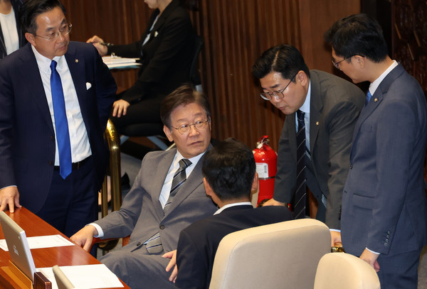▲ 이재명(왼쪽 두 번째) 더불어민주당 전 대표가 2일 오전 서울 여의도 국회에서 열린 제415회 국회(임시회) 제4차 본회의에서 박찬대(오른쪽 두 번째) 원내대표, 법사위원장인 정청래 최고위원 등과 대화하고 있다.