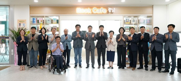 ▲ 광주시 광남도서관 내 자활근로사업단 ‘북카페’ 개소식 개최 모습.