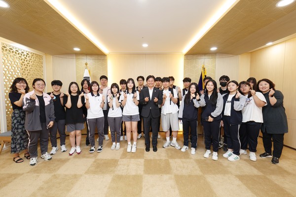 ▲ 도당고등학교 ‘소통아고라’ 동아리 학생과 청사견학 프로그램 ‘210, 부천톡톡(TalkTalk)’ 행사 진행 모습.