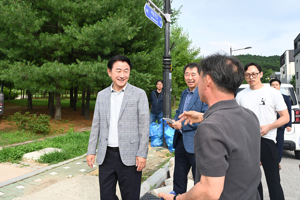 ▲ 김동근 의정부시장이 새롬마을 로드체킹을 실시하고 있다.