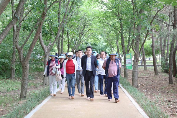 ▲ 김정헌 인천중구청장이 산책로를 걷고 있다.