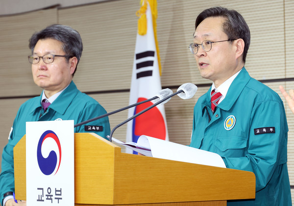 ▲ 심민철 교육부 인재정책기획관이 지난 5월 8일 세종시 정부세종청사에서 열린 의대정원 배정절차 관련 긴급 브리핑에서 기자 질문에 답하고 있다.