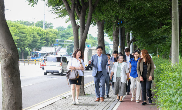 ▲ 도성훈 인천광역시교육감, 대중교통 이용 시민과 함께 '반려책 들고 모여!' 행사 참여 모습.