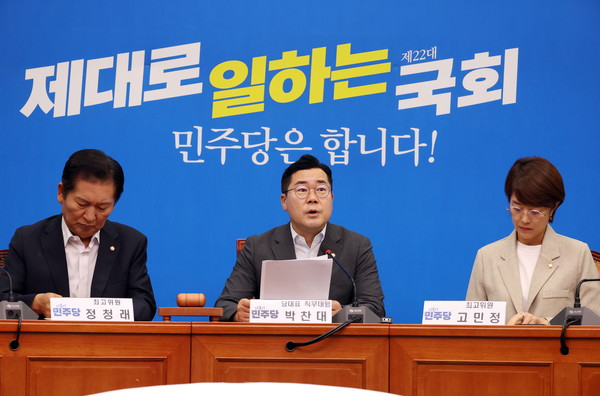 ▲ 박찬대 더불어민주당 당대표 직무대행이 8일 서울 여의도 국회에서 열린 더불어민주당 최고위원회의에서 발언하고 있다. /뉴시스