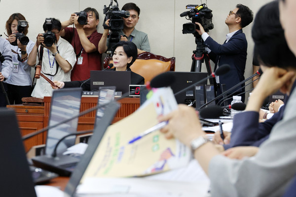 ▲ 의사봉 두드리는 최민희 과방위원장. /뉴시스