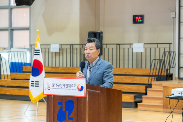 ▲ 지난 6일 강남스포츠문화센터에서 열린 ‘제2회 강남구청장배 어울림 탁구대회’ 에서 강남구의회 김형대 의장이 축사를 하고 있다.