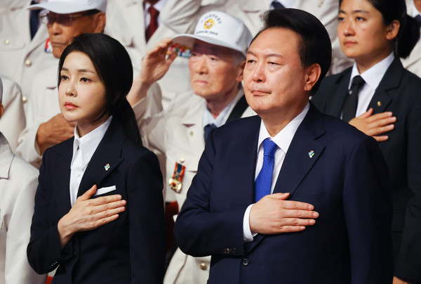 ▲ 윤석열 대통령과 부인 김건희 여사가 25일 대구 북구 엑스코에서 열린 6·25전쟁 74주년 행사에서 국기에 대한 경례를 하고 있다. /뉴시스