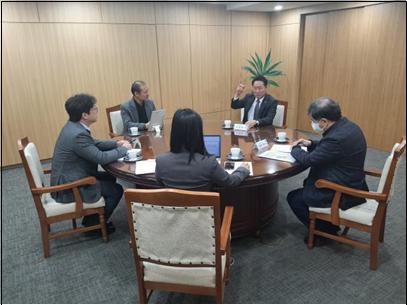 ▲ 지난 2월 유정복 인천시장이 평가단과 심층인터뷰를 하고 있다.