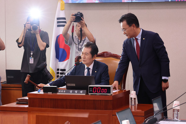 ▲ 국민의힘 항의 속 법사위 개의하는 정청래 위원장. /뉴시스
