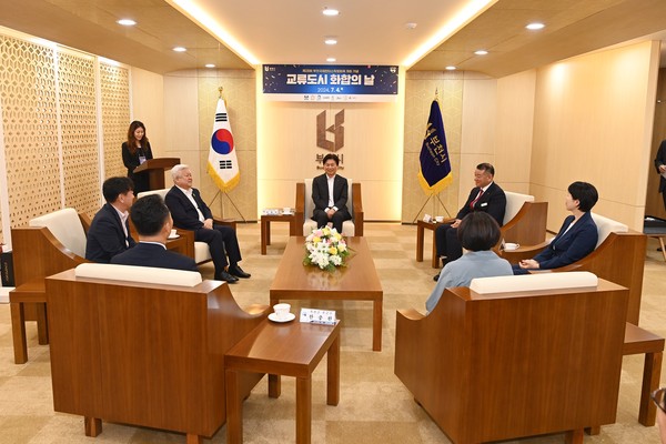 ▲ 조용익 부천시장이 교류도시 대표단장을 접견하고 있다.