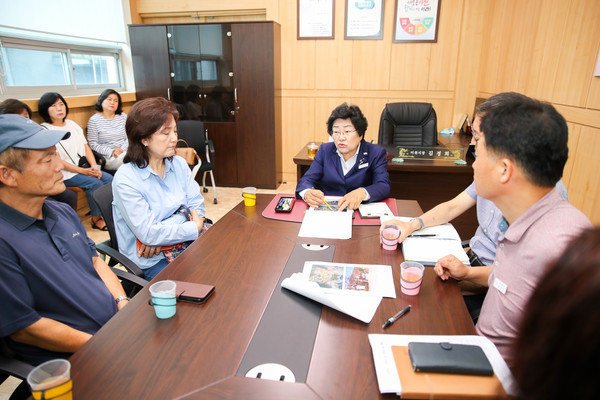 ▲ 시민들과 소통하고 있는 김경희 이천시장.