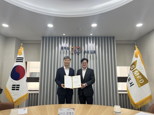▲ 김병수 김포시장(오른쪽)과 곽성규 김포시국제교류협력관(왼쪽).