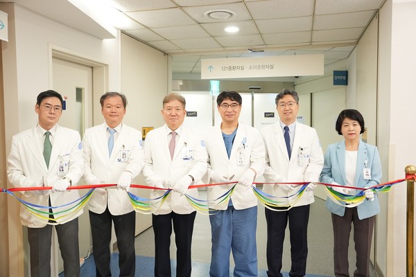 ▲ 소아중환자실 개소식에서 송정한 원장(왼쪽 세 번째) 외 관계자들이 테이프 커팅식을 진행하고 있다.