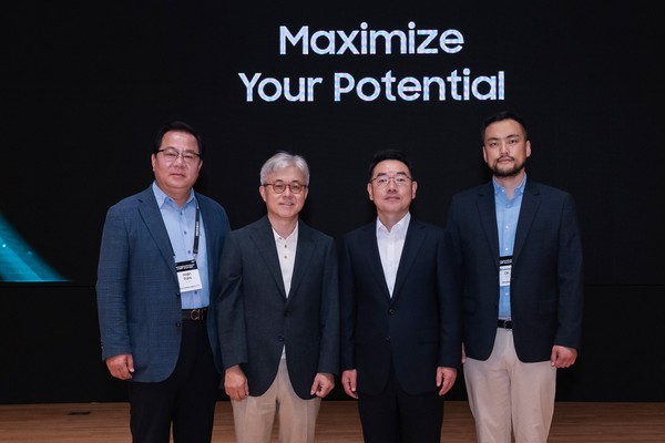 ▲ 7월 9일 삼성동 코엑스에서 열린 '삼성 파운드리 포럼 2024(Samsung Foundry Forum 2024)'행사에서 국내 반도체 주역들이 단체로 포즈를 취하고 있다.
