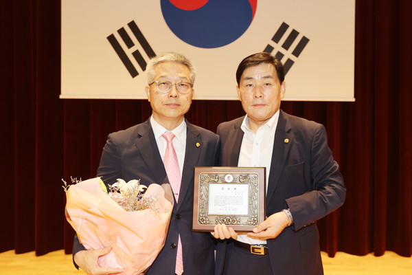 ▲ 문경복 옹진군수(오른쪽)와 정상구 옹진군부군수(왼쪽).