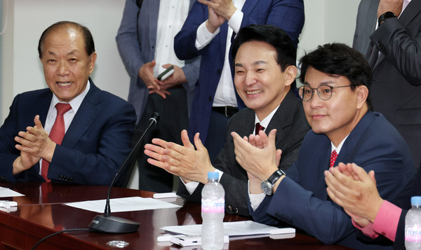 ▲ 황우여(왼쪽부터) 국민의힘 비상대책위원장과 원희룡, 윤상현 당 대표 후보가 9일 오후 서울 여의도 국회 의원회관에서 열린 자유 우파 정치인 모임 이삼회 발족식에서 박수치고 있다. /뉴시스