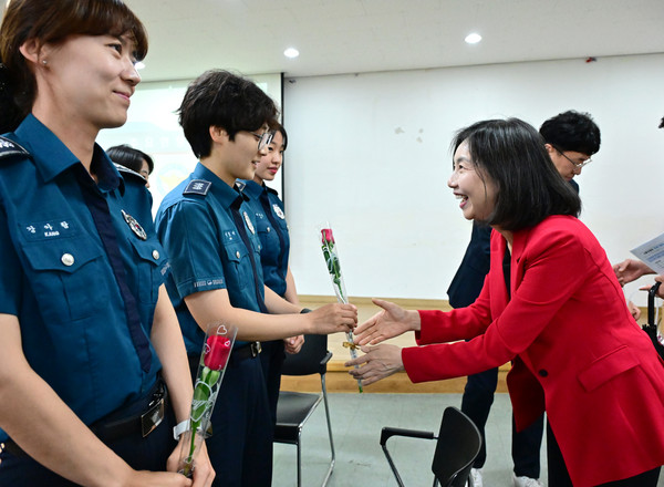 ▲ 여성 경찰 기동대원에 장미꽃 전달하는 최호정 의장.