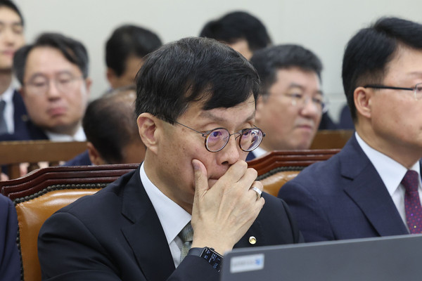 ▲ 생각하는 이창용 한국은행 총재. /뉴시스