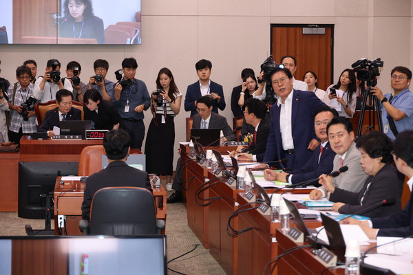▲ 정청래 국회 법제사법위원장이 9일 서울 여의도 국회에서 열린 제1차 법제사법위원회 전체회의에서 안건 상정을 하고 있다. 송석준 국민의힘 의원이 의사진행 발언을 요청하며 이에 반발하고 있다. /뉴시스