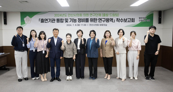 ▲ 참석자들이 기념촬영에 임하고 있는 모습.