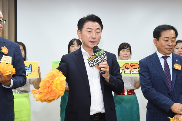 ▲ 김동근 의정부시장이 장암동 주민총회에서 인사말을 하고 있다.