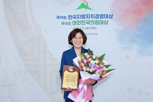 ▲ 김보라 안성시장 한국지방자치경영대상 '최고경영자상' 수상 모습.