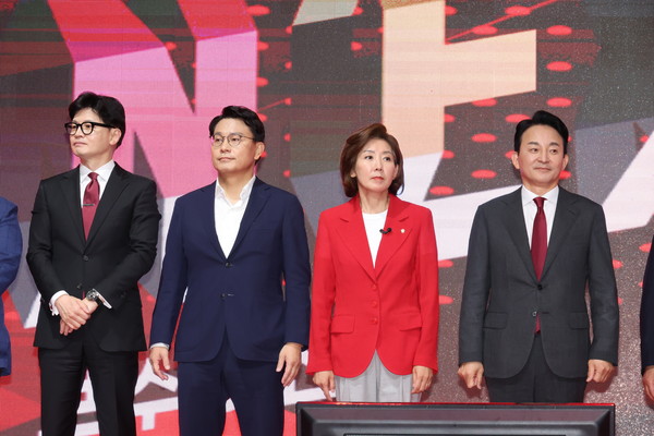 ▲ (왼쪽부터) 한동훈, 윤상현, 나경원, 원희룡 국민의힘 당 대표 후보들이 8일 오후 광주 서구 김대중컨벤션센터에서 열린 국민의힘 제4차 전당대회 광주·전북·전남·제주 합동연설회에서 기념촬영에 앞서 대기하고 있다.