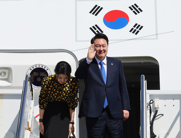 ▲ 미국 인도·태평양사령부 방문을 마친 윤석열 대통령과 부인 김건희 여사가 9일(현지시각) 미국 하와이 히캄 공군기지에서 북대서양조약기구(NATO·나토) 75주년 정상회의 참석을 위해 워싱턴 DC로 향하는 공군 1호기에 탑승하며 인사하고 있다.
