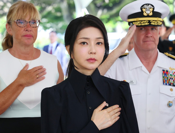 ▲ 윤석열 대통령 부인 김건희 여사가 8일(현지시각) 미국 하와이 국립 태평양 기념묘지를 찾아 국기에 경례하고 있다. /뉴시스