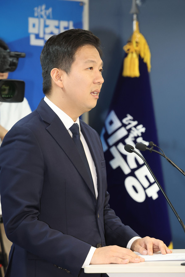 ▲ 김지수 더불어민주당 청년당원이 10일 오후 서울 여의도 중앙당사에서 8·18 전당대회 당 대표 출마 선언을 하고 있다.