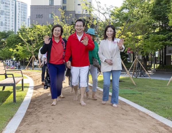 ▲ 문래동 꽃밭정원 내 맨발황톳길.