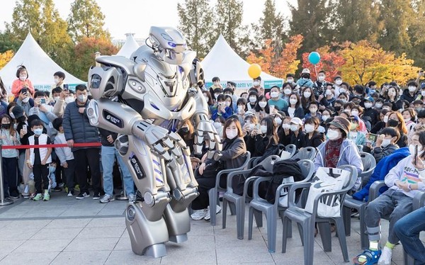 ▲ 타이탄 로봇 퍼포먼스(2022년 포포페스타).