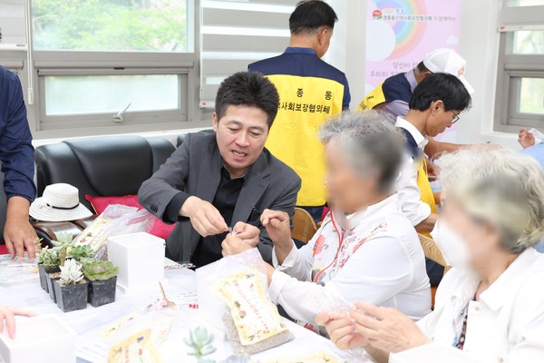 ▲ 김정헌 인천중구청장이 '영종동 해피 시니어 데이' 사업 현장에서 어르신과 소통하고 있다.