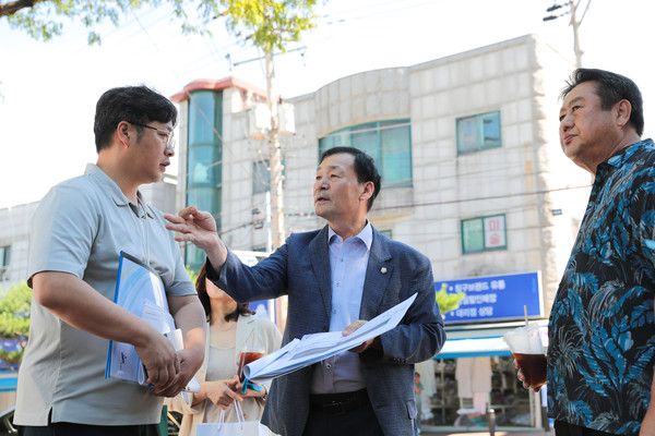 ▲ 안산시의회 박태순 의장(사진 가운데)이 지난 10일 성호공원 주차장 시설 개선사업 공사 현장에서 안산시 및 시공사 관계자, 주민 등과 간담회를 개최했다.