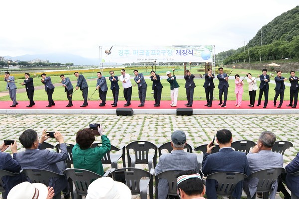 ▲ 경주시가 11일 오전 석장동 서천둔치에서 주낙영 시장을 비롯해, 이동협 시의장, 시·도의원, 지역주민 및 파크골프 회원 등 300여 명이 참석한 가운데 ‘경주파크골프2구장 개장식’을 개최하고 있다.