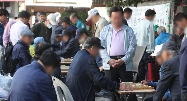 ▲ 노인의 날 탑골 공원서 시간보내는 어르신들. /뉴시스