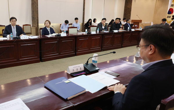 ▲ 노연홍 의료개혁특별위원회 위원장이 11일 오전 서울 종로구 정부서울청사에서 열린 제5차 의료개혁특별위원회에 참석해 발언하고 있다. 오른쪽은 의료개혁특별위원회에 참석해 위원장 발언 듣는 조규홍 보건복지부 장관.