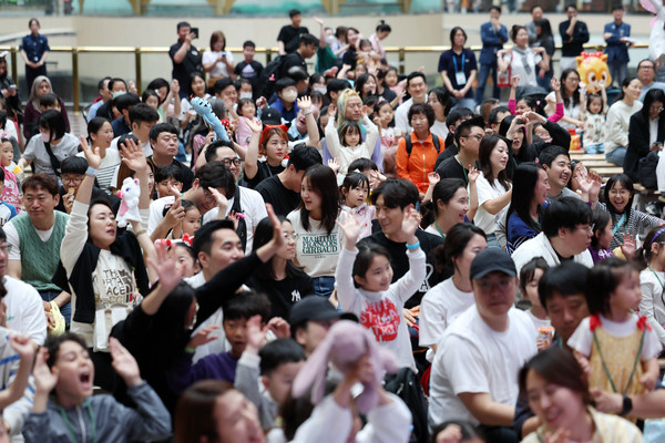 ▲ 어린이날인 지난 5월 5일 오전 서울 송파구 롯데월드에서 관람객들이 공연을 즐기고 있다. /뉴시스