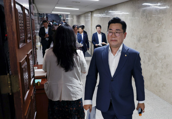 ▲ 정책의총 참석하는 박찬대 직무대행. /뉴시스