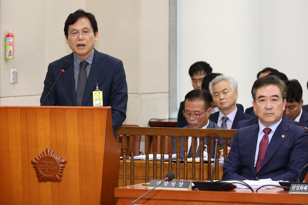 ▲ 김철문(왼쪽) 경북경찰청장이 11일 오전 서울 여의도 국회에서 열린 행정안전위원회 전체회의에서 의원 질의에 답변하고 있다. 오른쪽은 윤희근 경찰청장. /뉴시스