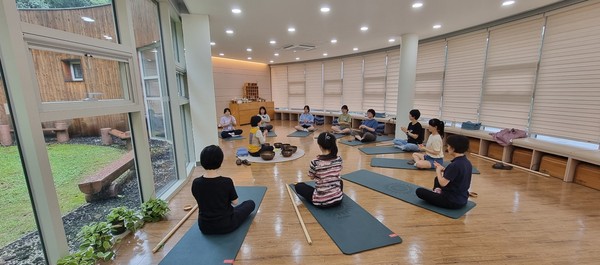 용인산림센터에서 진행 중인 싱일볼 프로그램 참가자들의 모습